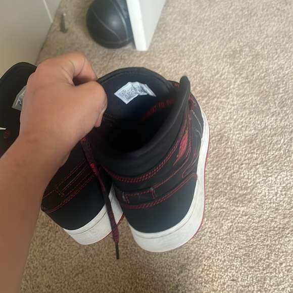 Jordan 1 red and black but wit no box - Picture 17 of 17